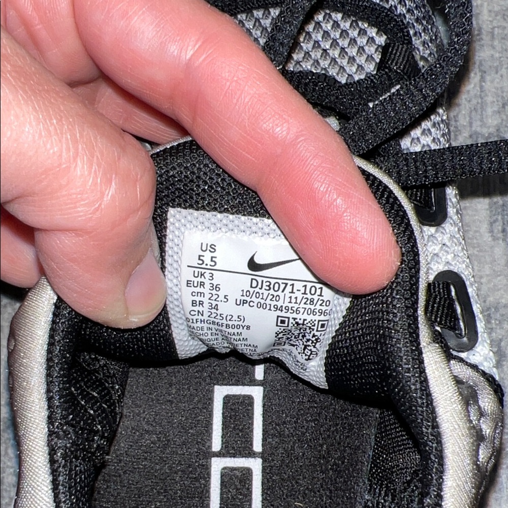 Nike Metcon Black and Gray Sneakers - Picture 6 of 6
